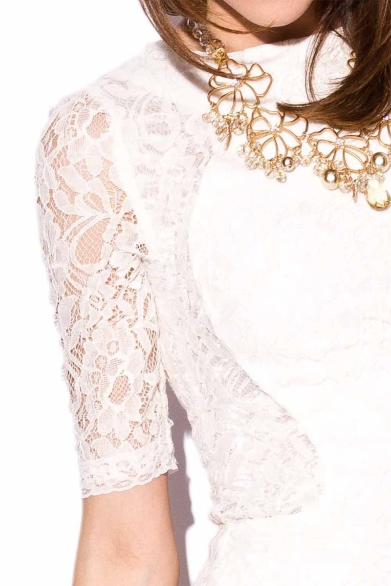 vestido blanco de encaje con manga francesa